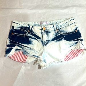 NO BOUNDARIES MID RISE CUT OFF SHORTS IN SIZE 11 women